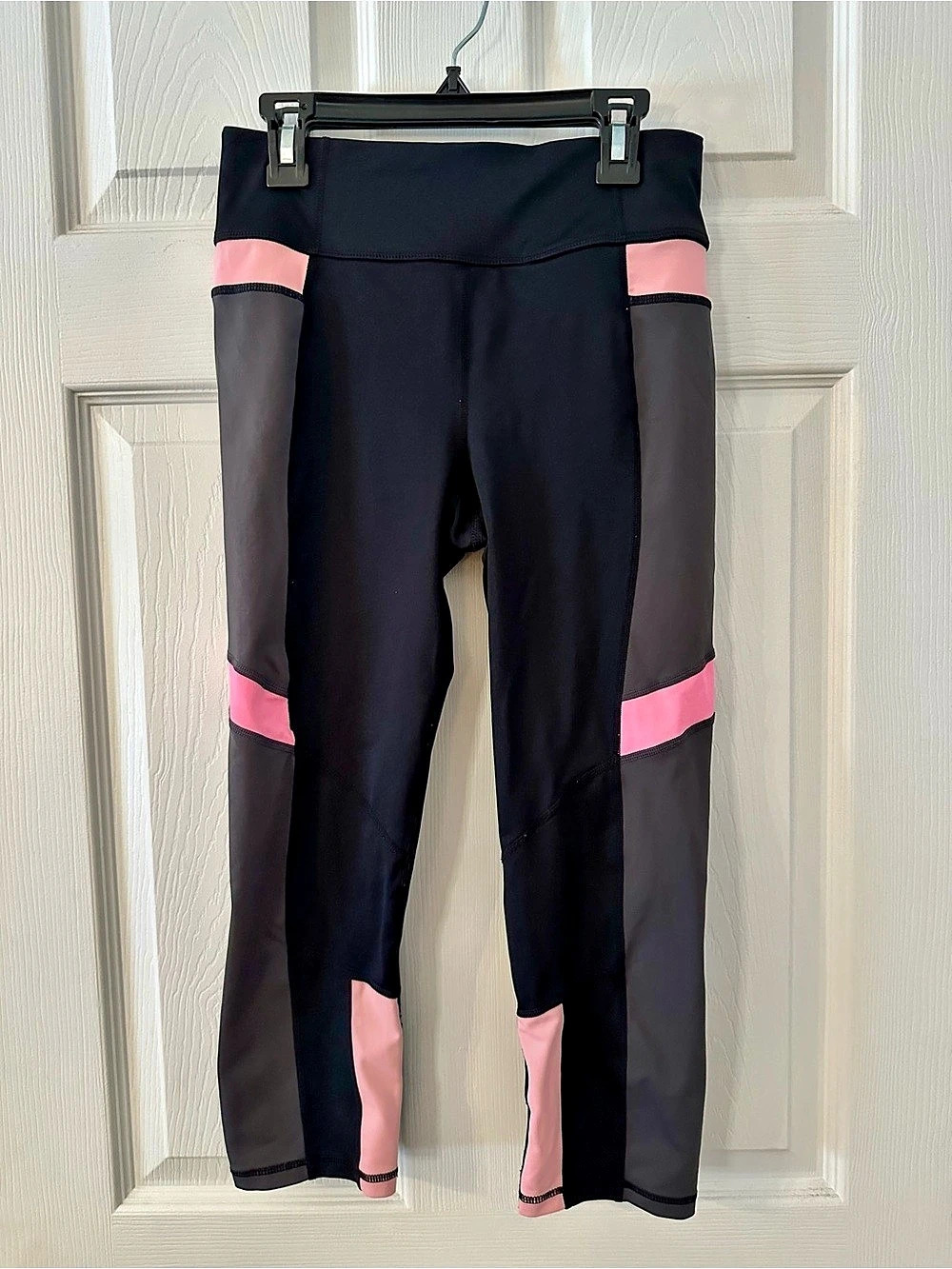 Betsey Johnson Color Block Active Capri Leggings in Black & Pink Size Small